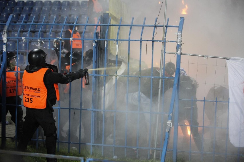 1.09.2022 r. Burdy kibiców na meczu Ruch Chorzów - Górnik...