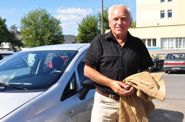 - Ludzie przyjeżdżają do szpitala po to, by przywieźć chorego, w odwiedziny czy na badania. Wszystkie miejsca i parkingi na około lecznicy powinny być darmowe &#8211; mówi Jerzy Rydz, którego spotkaliśmy jak parkuje przy Tochtermana.