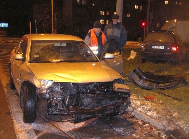 Wieczorny wypadek na skrzyżowaniu ulic Grunwaldzkiej i Jagiellońskiej w Kielcach.