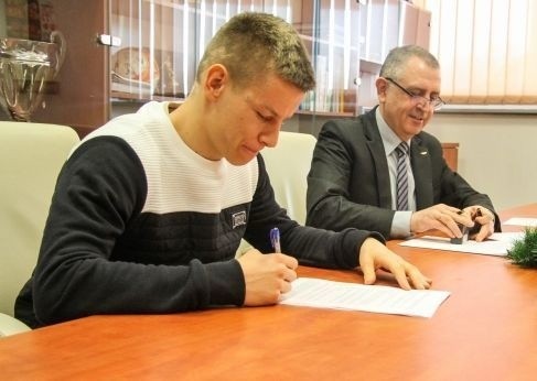 Jakub Żubrowski podpisał kontrakt z Koroną. 