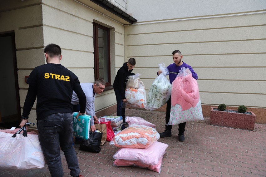 Pomoc dla rodzin z Ukrainy. W Piekoszowie pilnie potrzebne są dwie lodówki i pralka. Bardzo pomagają też strażacy. Zobaczcie zdjęcia i wideo
