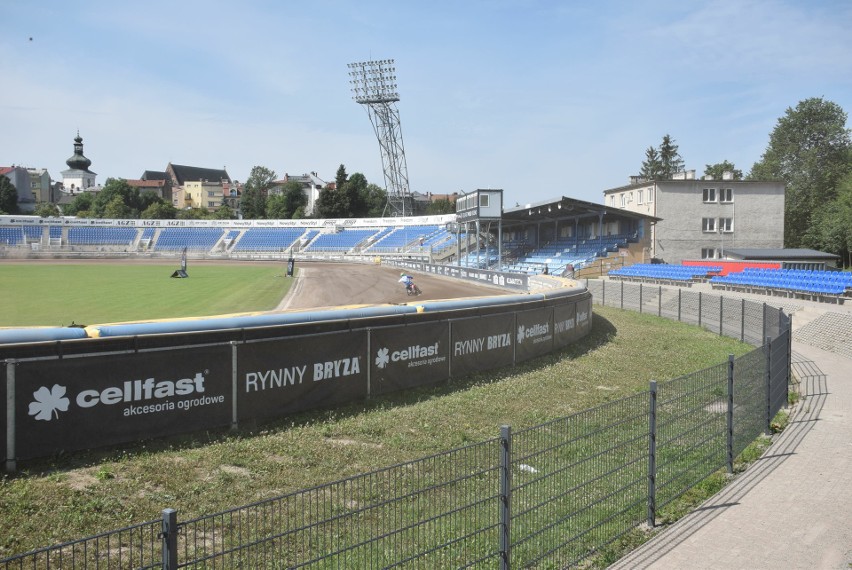 Kolejny etap modernizacji stadionu żużlowego przy ul. Legionów w Krośnie. Jest przetarg na budowę zadaszonej trybuny [ZDJĘCIA]