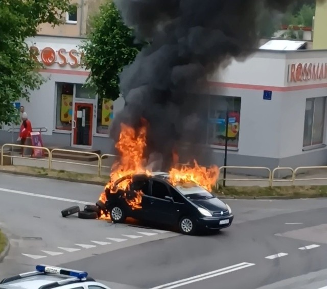 Dzisiaj (21.06.2023 roku) około godziny 12 zapalił się samochód na skrzyżowaniu ulic Dworcowej i Koszalińskiej w Miastku. Auto spłonęło.