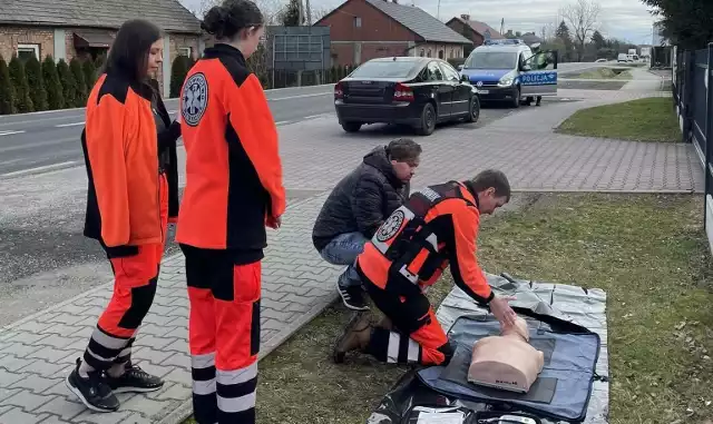 Uczniowie PZ nr 6 w Brzeszczach, wraz z oświęcimską policją, prowadzili przy DK 52 szkolenie z udzielania pierwszej pomocy dla kierowców, dopuszczających się wykroczeń. Mogli w ten sposób uniknąć konsekwencji karnych.