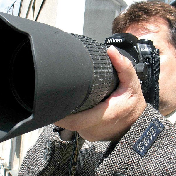 Podczas wielogodzinnych obserwacji jednym z narzędzi pracy detektywa jest m.in. aparat fotograficzny z długoogniskowym obiektywem.