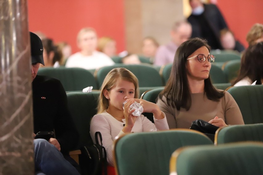 I Regionalny Przegląd Pieśni Patriotycznych w Wojewódzkim Domu Kultury w Kielcach. Wystąpiło 28 wykonawców (ZDJĘCIA)