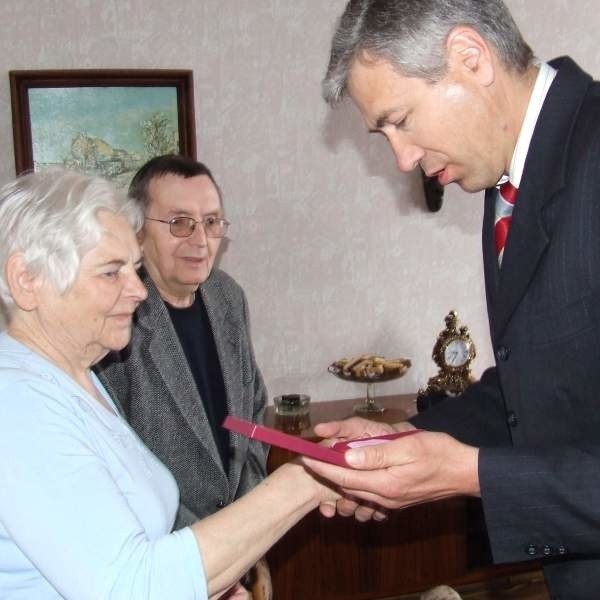 Wiesław Ordon (od prawej) wręcza medal za długoletnie pożycie małżeńskie Henryce Sobieniewskiej.