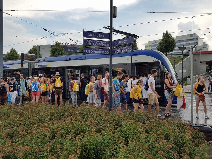 Burza nad Krakowem. Morze pielgrzymów w pelerynach [ZDJĘCIA]