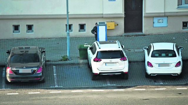 To parking przy ulicy Waryńskiego w Koszalinie. Przez pół godziny z okien sądu zauważyliśmy kilku kierowców, dla których zasady parkowania są najwyraźniej wiedzą tajemną.