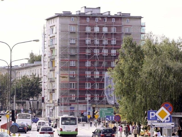 Blok w Białymstoku z ustawionymi rusztowaniamiOcieplanie bloku mieszkalnego ma się zakończyć do 30 listopada