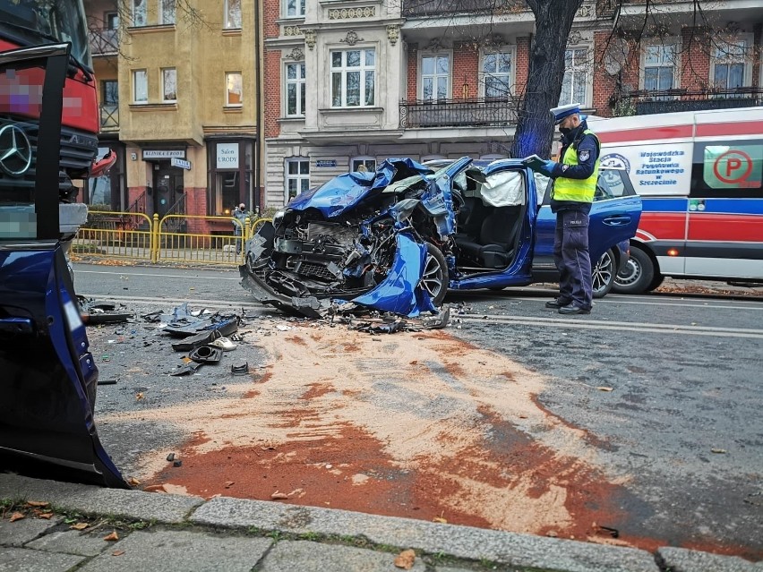 Tragiczny wypadek w Szczecinie na ul. Kopernika. Zderzenie ciężarówki z samochodem osobowym. Nie żyje kierowca osobówki 