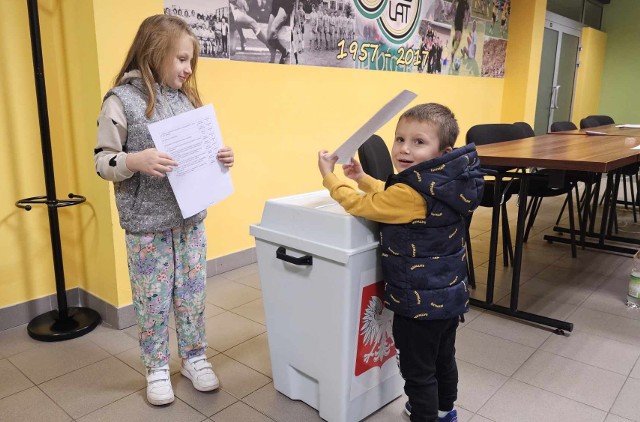 Dzieci także wybierały projekty budżetu obywatelskiego w Tarnobrzegu, bo głosować może każdy bez względu na wiek.