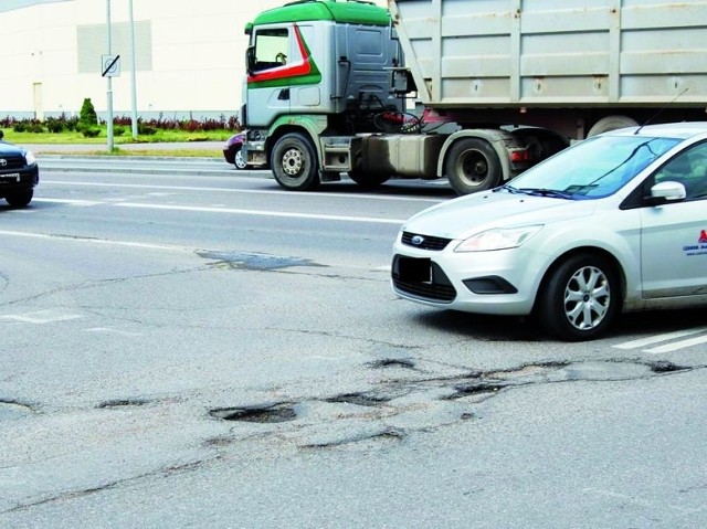 W takie dziury wjeżdżają samochody skręcając w ul. Korczaka.