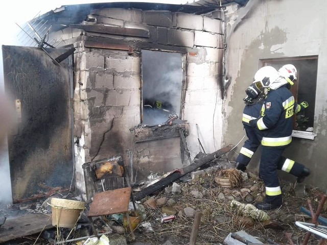 Pomimo szybkich działań strażaków OSP Solec Kujawski duża część budynku została uszkodzona 
