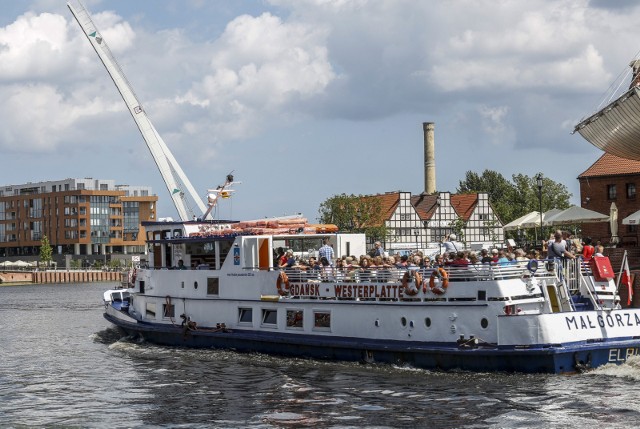 Kto nie lubi się wysilać lub nie czuje pewnie w małym kajaku, może popłynąć wygodnie statkiem lub tramwajem wodnym z wybrzeża Motławy na Westerplatte. To świetny sposób na zwiedzanie Gdańska od strony wody, w tym słynnej stoczni i samego historycznego Westerplatte.