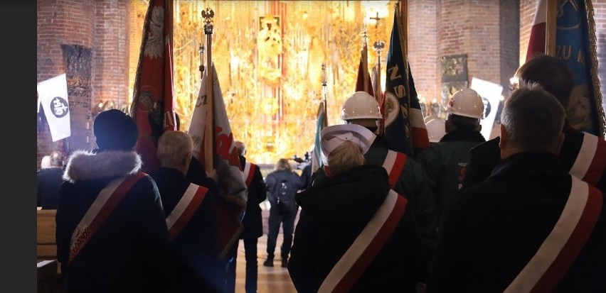 Gdańsk: Uroczystości 52. rocznicy Grudnia' 70 przed Pomnikiem Poległych Stoczniowców