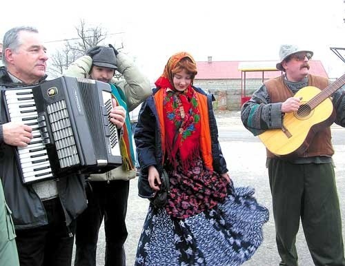 Kabaret "Pięta" z Krasnosielca bawił publiczność na ulicy