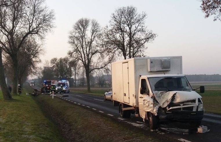 Godlewo Wielkie. Wypadek na drodze krajowej K63, 6.12.2019. Doszło do zderzenia samochodu dostawczego z ciągnikiem rolniczym 