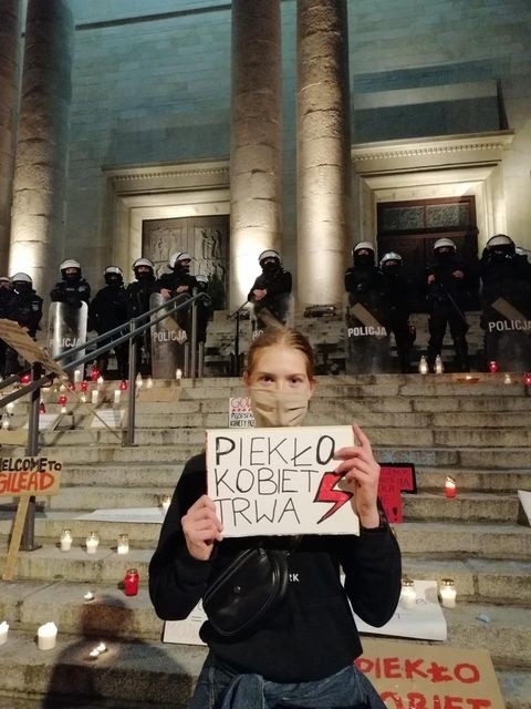 Ogólnopolski Strajk Uczniów. Dziś młodzież m.in. z Katowic, Gliwic, Chorzowa przyłączyła się do protestujących kobiet. Nie idzie na e-lekcje