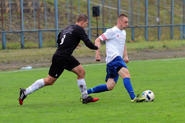 Strzelcem jedynej bramki dla gości był Marcin Kołodziejczyk (z prawej)