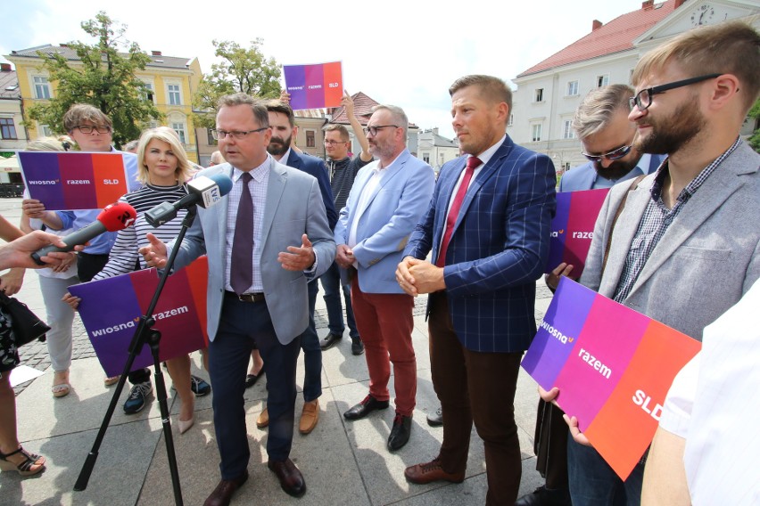 Konferencja Lewicy na Rynku w Kielcach. SLD, Wiosna i Partia Razem ogłosiły współpracę w wyborach. Kto na czele list? ZAPIS TRANSMISJI