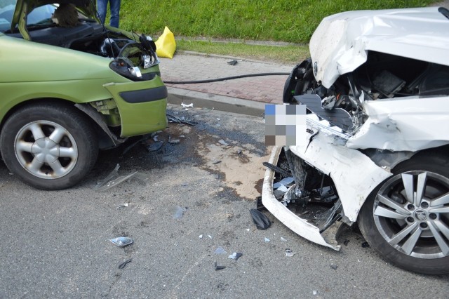 Wypadek na DK94 w Łapczycy, zderzyły się dwa samochody osobowe i ciężarówka, są utrudnienia w ruchu