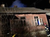 Ostrów Mazowiecka. Pożar drewnianego domu w Ostrowi. 7.03.2022. Zdjęcia