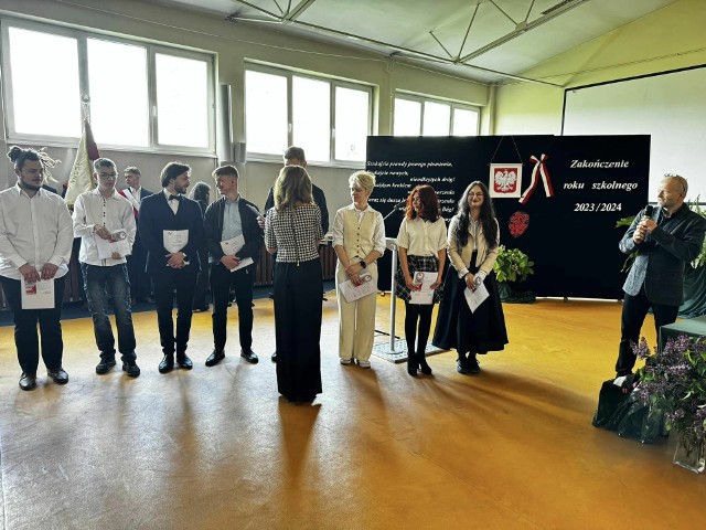 Tak wyglądała uroczystość rozdania świadectw dla maturzystów z Zespołu Szkół Technicznych w Radomiu.