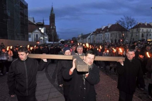 Już tradycyjnie w piątek przed Niedzielą Palmową przez centrum miasta przejdzie Droga Krzyżowa. Wielkopostne nabożeństwo rozpocznie się o godz. 19. Wierni spotkają się przed katedrą, potem będą szli za krzyżem w stronę kościoła św. Rocha.