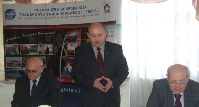 Organizatorem spotkania w Ostrowcu był prezes świętokrzyskiego oddziału Polskiej Izby Gospodarczej Transportu Samochodowego i Spedycji Stanisław Wodyński (w środku).
