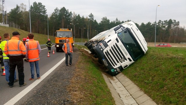 W poniedziałek, 11 kwietnia, na południowym węźle obwodnicy Międzyrzecza tuż przed wjazdem na trasę szybkiego ruchu S3 przewróciła się ciężarówka z naczepą.Do wypadku doszło o godz. 9.25 na łuku drogi łuku drogi łączącej obwodnicę z rondem. Pojazd zjechał na pobocze i zatarasował przejazd, dlatego policjanci wyznaczyli objazdy starą „trójką” przez Nietoperek i Kaławę. Kierowca wyszedł z tego zdarzenia bez szwanku. Miejsce zabezpieczyli strażacy zawodowi z jednostki ratowniczo-gaśniczej w Międzyrzeczu. Ciężarówka został wyciągnięta z rowu ponad dwie godziny później. Prawdopodobną przyczyną był błąd kierowcy. Nas tym odcinku obowiązuje ograniczenie prędkości do 40 km. na godzinę. W dodatku jezdnia ma tylko jeden pas. Doszło już tam do kilku podobnych kolizji. Dlatego radzimy zachować na tym odcinku szczególną ostrożność. 