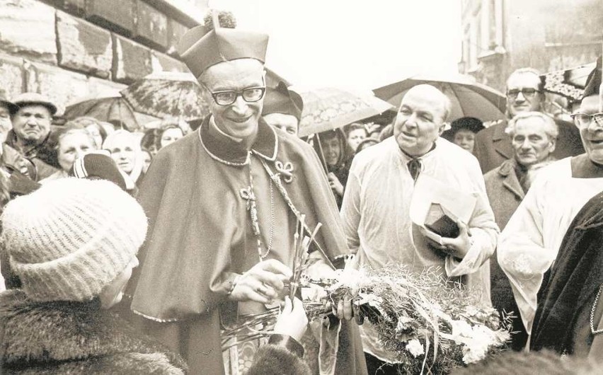 Kardynał Franciszek Macharski lubił spotykać się z wiernymi....