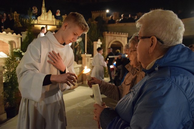 Wigilia Paschalna w Małym Asyżu, czyli u franciszkanów w Tychach, rozpoczęła się przy ognisku na dziedzińcu kościelnym,  zakończyła procesją ze Zmartwychwstałym Chrystusem