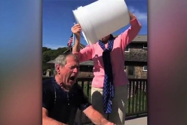 Ice Bucket Challenge George'a W. Busha (fot. CNN Newsource/x-news)