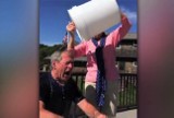Ice Bucket Challenge George'a W. Busha! Lodowatą wodą oblała go żona! [WIDEO]