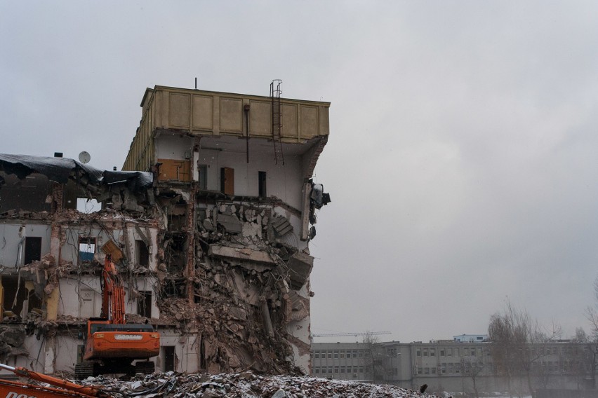 Kraków. Ruszyło wyburzanie budynku Elbudu. To tam działała kiedyś kultowa giełda komputerowa [ZDJĘCIA]