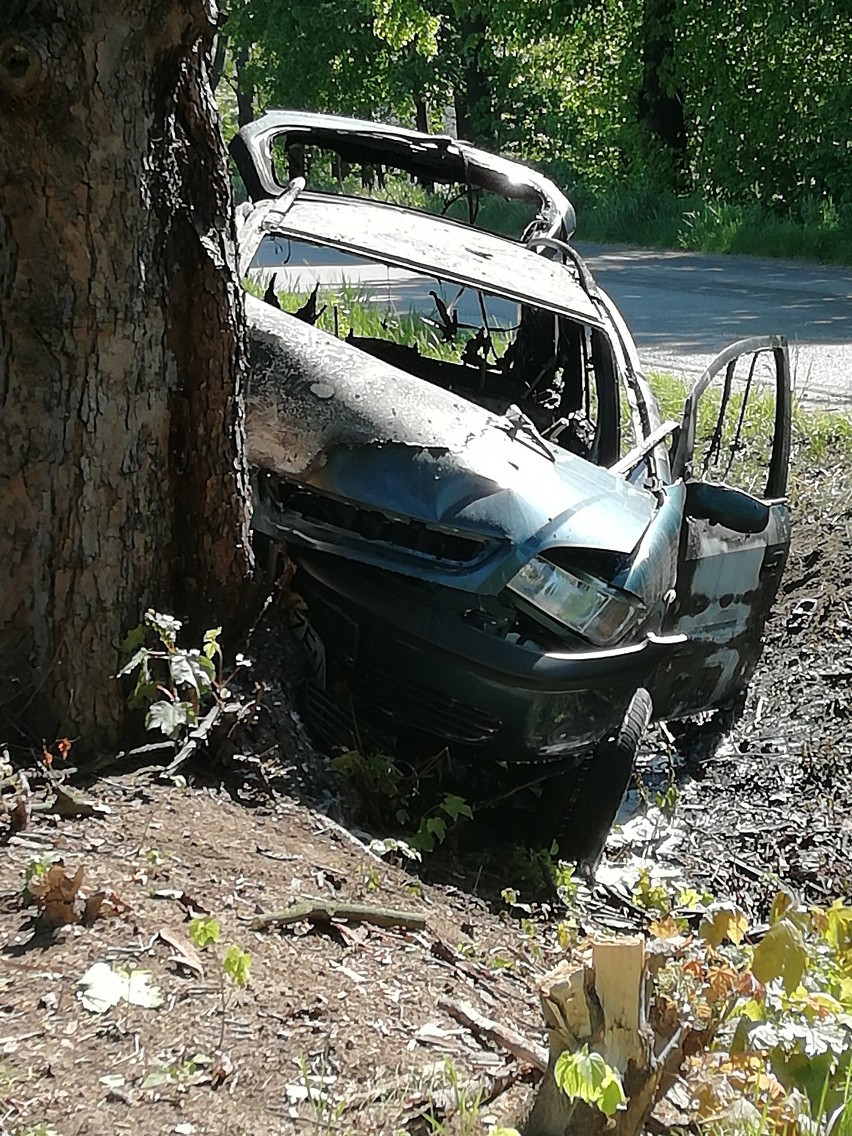  Zapalił się samochód podczas jazdy. Kierowca stracił panowanie nad pojazdem i uderzył w drzewo