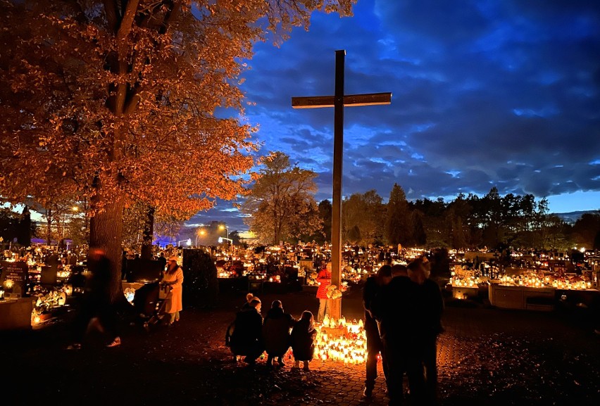 Tarnobrzeski cmentarz nocą we Wszystkich Świętych wyglądał pięknie. Blask zniczy i cisza tworzyły wyjątkowy klimat. Zobacz zdjęcia  