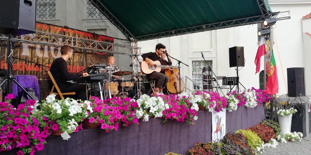 Głównym wydarzeniem weekendu jest Festiwal Fado. Co jeszcze będzie działo? Sprawdź.Na zdjęciu: Festiwal Fado w Grudziądzu. Dziś (piątek) na scenie prezentują się: João de Sousa z Olą Jas, Trio Fado, Kontrabus, Holeviaters. Piątkowe koncerty to rozgrzewka przed sobotnią, główną częścią drugiej edycji Festiwalu Fado w naszym mieście.  