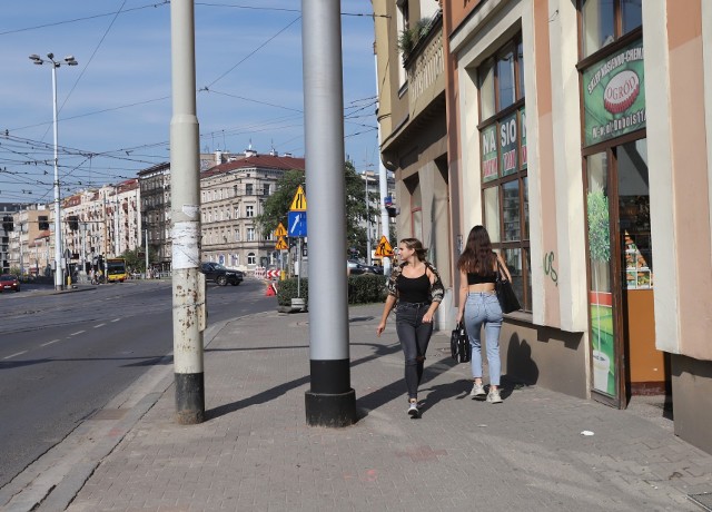 Słup trakcyjny stanął na środku chodnika ul. Dubois.