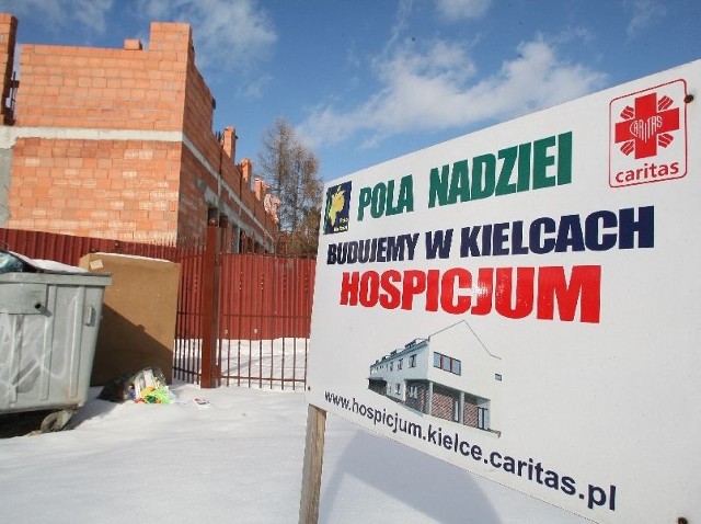 Na placu koło kościoła Miłosierdzia Bożego w Kielcach powoli rosną mury pierwszego stacjonarnego hospicjum dla kielczan.