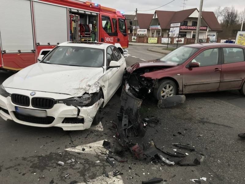 Nowy Sącz. Dwa auta rozbite. Kobieta w zaawansowanej ciąży w szpitalu