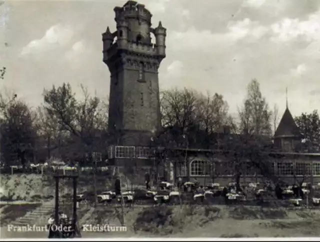 Tak wyglądała wieża zanim Niemcy wysadzili ją w powietrze. Archiwum