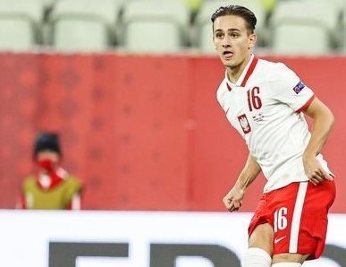 Michał Karbownik zagrał kilkanaście minut w reprezentacji Polski w meczu z Włochami.