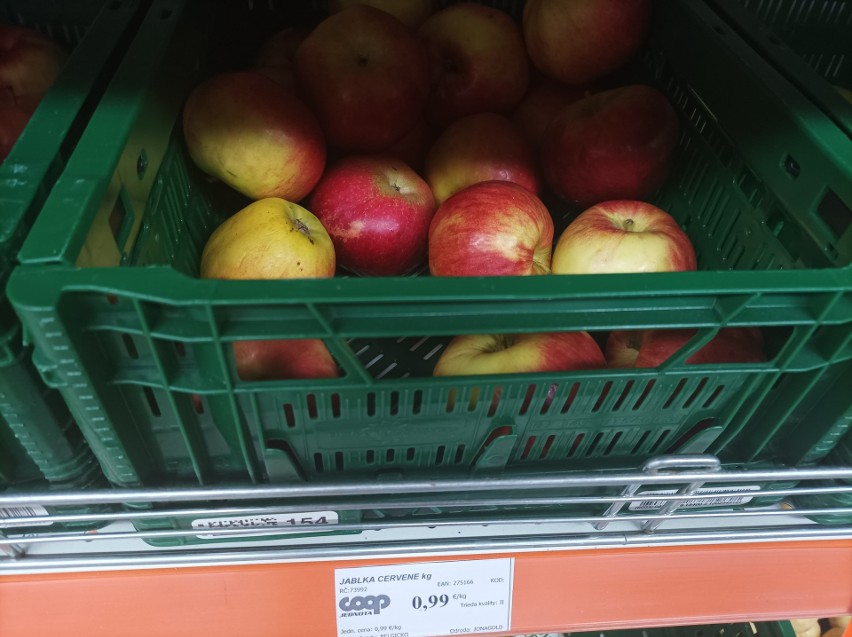 Kilogram jabłek kosztuje 0,99 euro - 4,67 zł.