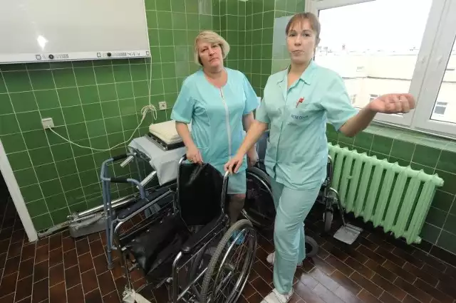 Czujemy się teraz pewniej - mówią: Elżbieta Stasikiewicz (z lewej) i Barbara Drozd, pielęgniarki z Oddziału Chirurgii Urazowo-Ortopedycznej WCM w Opolu.