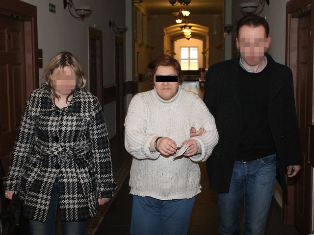 Jadwiga K. , 48-letnia mieszkanka Objazdy przyznała się dzisiaj w prokuraturze, że w sobotę zabiła męża.