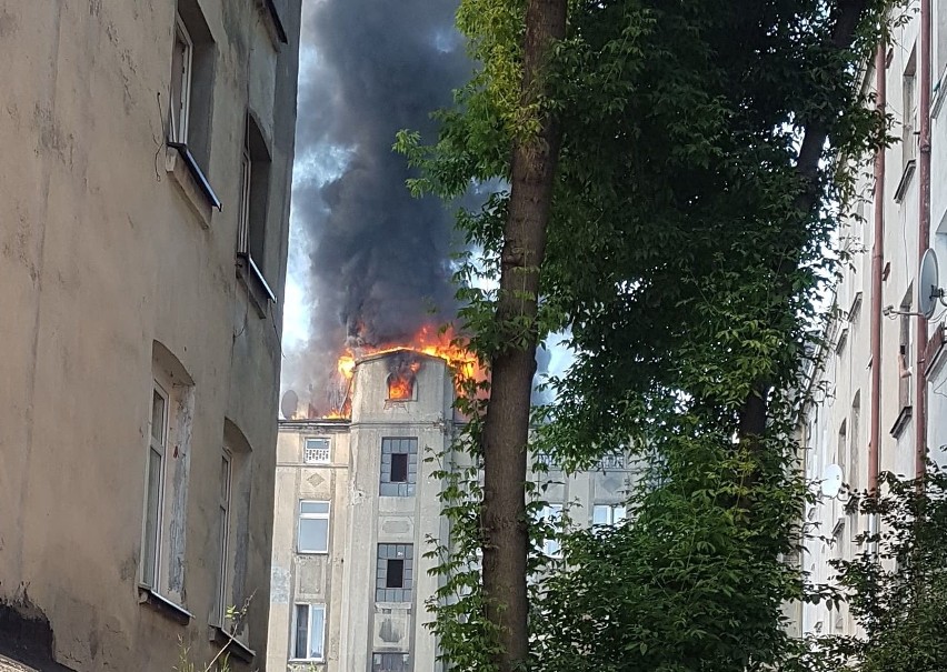 Ogień trawił niezamieszkałe poddasze kamienicy.