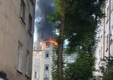 Pożar kamienicy na Zarzewskiej w Łodzi. Pożar dachu gasi 6 zastępów straży pożarnej 