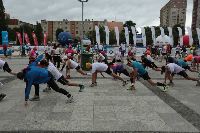 2. PZU Maraton Szczeciński. Rozgrzewka przed biegiem [zdjęcia]